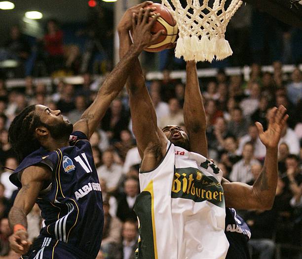 展示了他在 展示了他在